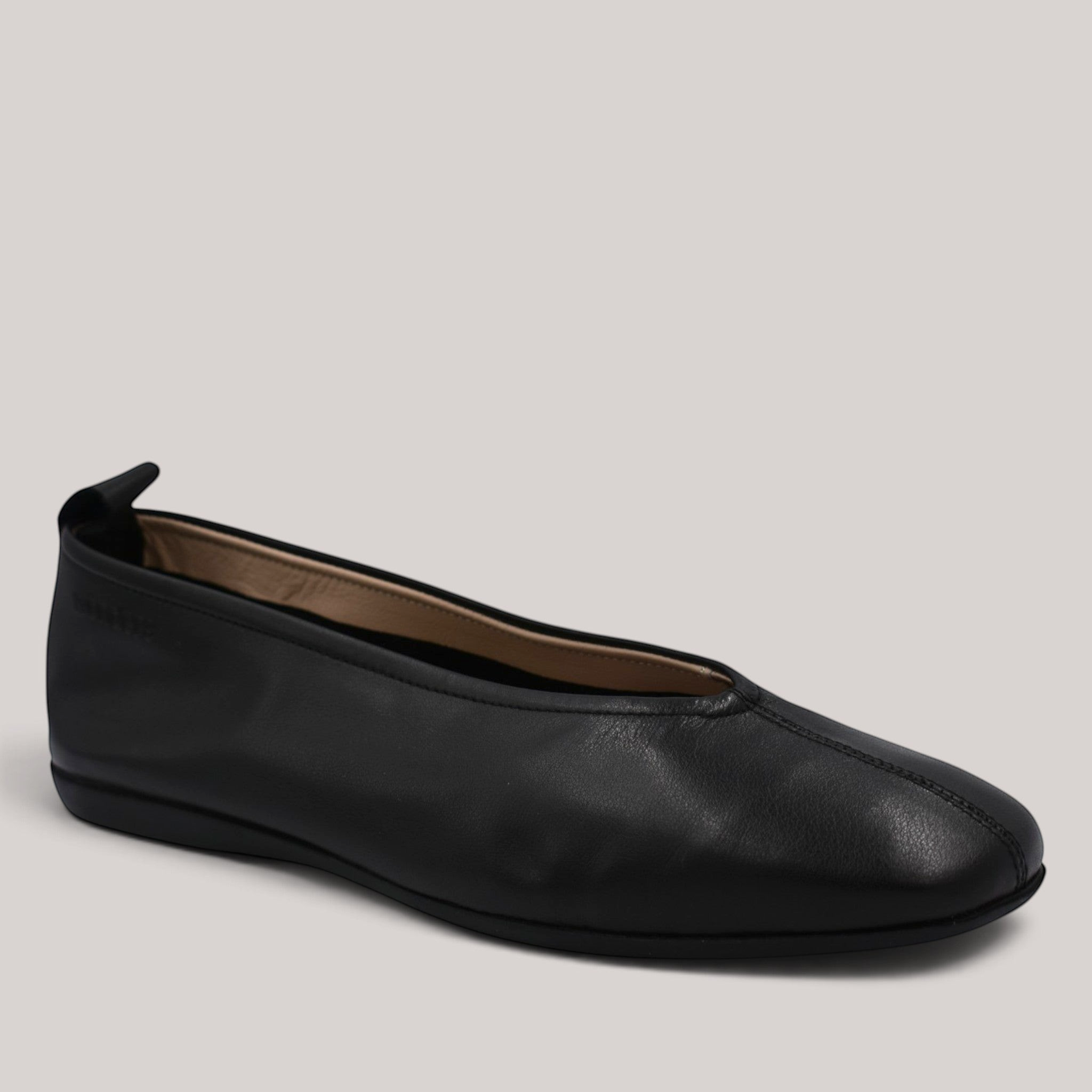 Grundy's Shoes Wonders 8661 black soft leather ballet flats with a rounded toe, pull tab, and cushioned insole.