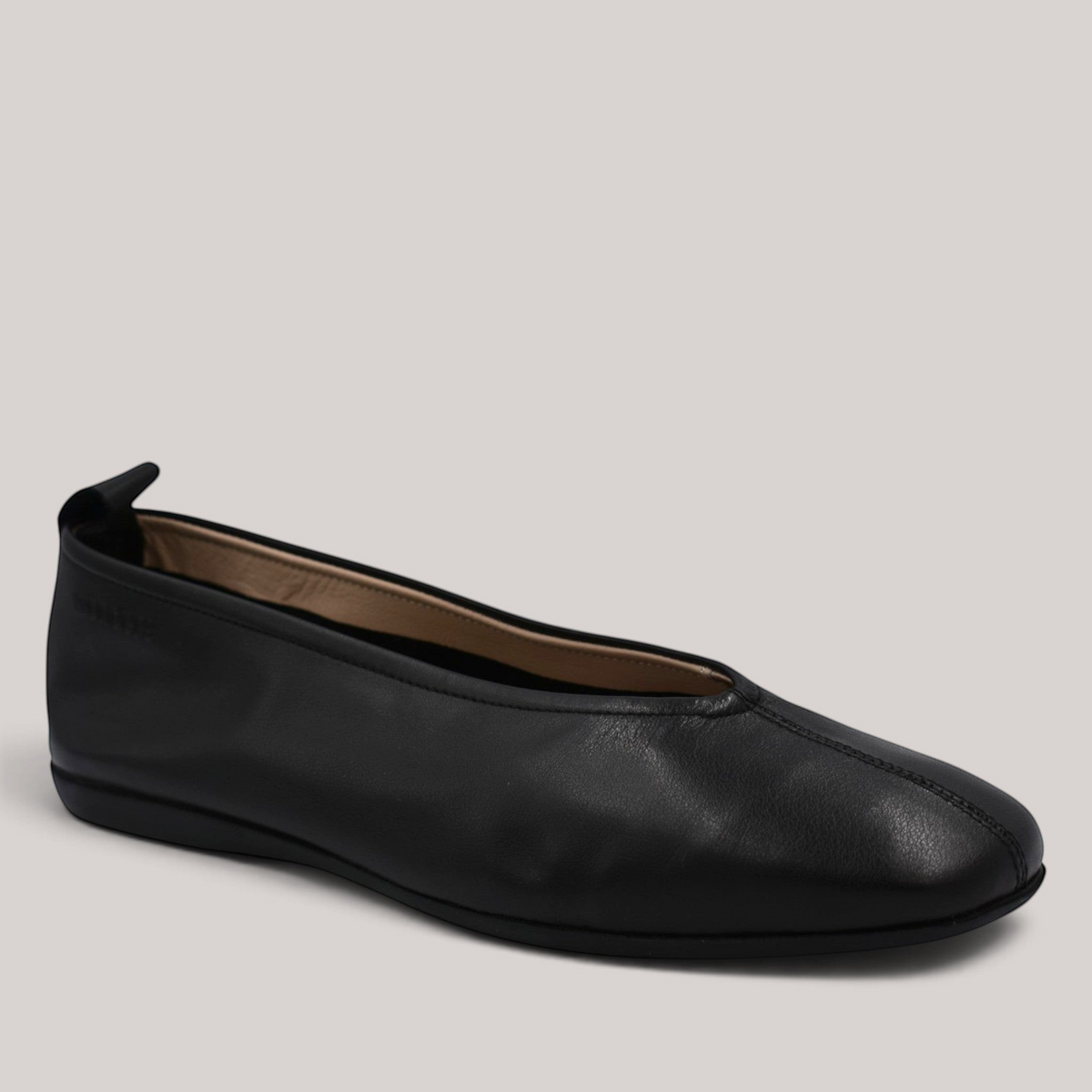 Grundy's Shoes Wonders 8661 black soft leather ballet flats with a rounded toe, pull tab, and cushioned insole.